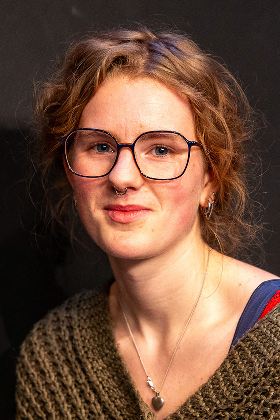 Pasfoto Julia van Dompselaar